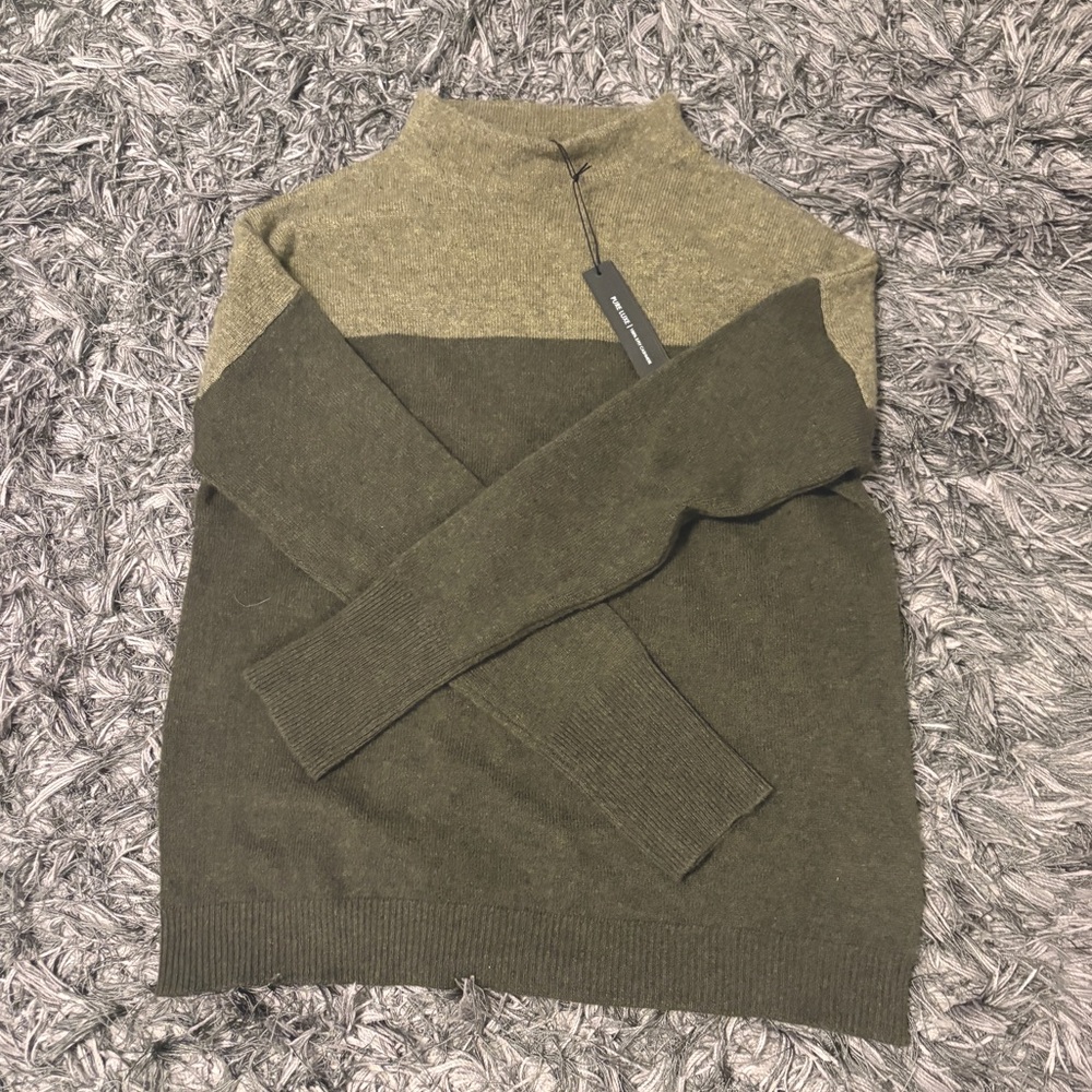 Tahari Green knit Sweater